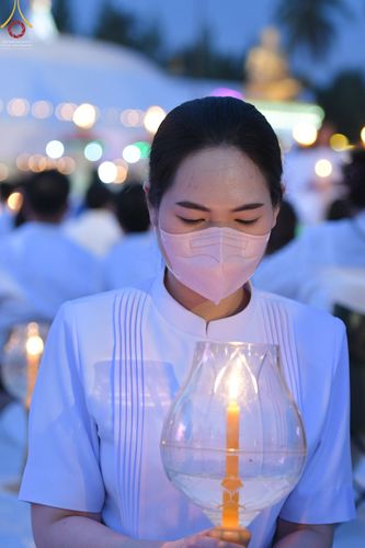 ภาพ No.70237:พิธีจุดประทีปถวายเป็นพุทธบูชา และบูชาธรรมมหาปูชนียาจารย์ ในโครงการธรรมยาตรากตัญญูบูชา มหาปูชนียาจารย์ พระมงคลเทพมุนี(สด จนฺทสโร) พระผู้ปราบมาร ปีที่ 11 ณ อนุสรณ์สถานลำดับที่ 2 สถานที่ตั้งมโนปณิธานบวชตลอดชีวิต อนุสรณ์สถานคลองบางนางแท่น อ.สามพราน จ.นครปฐม 