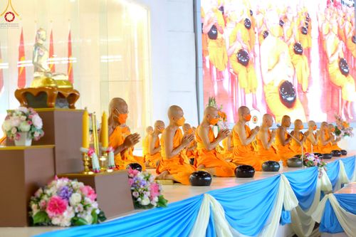 ภาพ No.82933:พิธีตักบาตร ณ บ้านแก้วเรือนทองคุณยายอาจารย์ฯ พิธีบูชาข้าวพระ ณ สภาธรรมกายสากล วัดพระธรรมกาย ในวันอาทิตย์ต้นเดือนที่ 2 ก.ค. พ.ศ.2566