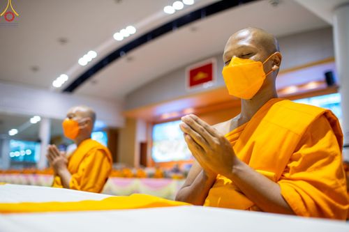 ภาพ No.84437:พิธีถวายผ้าอาบน้ำฝนและประทีปโคมไฟ ในวันอาสาฬหบูชา ณ ห้องแก้วสารพัดนึก 1 วัดพระธรรมกาย วันอังคารที่ 1 สิงหาคม พ.ศ. 2566