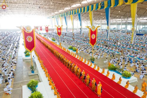 ภาพ No.85177:พิธีมุทิตาสักการะพระภิกษุ ผู้สอบได้เปรียญธรรม ๙ ประโยคระดับโลก, พิธีมอบโล่เกียรติยศและทุนการศึกษา สำนักเรียนบาลีดีเด่นทั่วประเทศ ในวันสมาธิโลก อาทิตย์ที่ 6 สิงหาคม พ.ศ. 2566 ณ สภาธรรมกายสากล วัดพระธรรมกาย