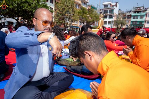 ภาพ No.77585:พิธีตัดปอยผมและปลงผมนาคธรรมทายาท ในโครงการบรรพชาสามเณรหมู่ ประเทศเนปาล วันที่ 11 มีนาคม พ.ศ.2566