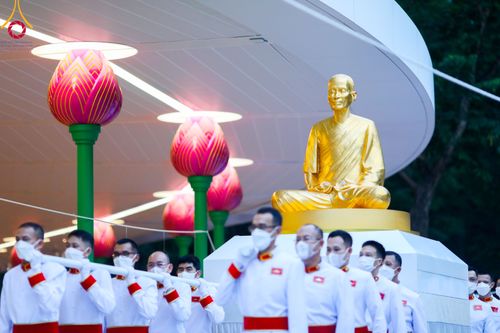 ภาพ No.89180:พิธีอัญเชิญรูปหล่อทองคำ  คุณยายอาจารย์มหารัตนอุบาสิกาจันทร์ ขนนกยูง เพื่อประดิษฐาน ณ มหาวิหารคุณยายอาจารย์ฯ เนื่องในวันครูผู้ค้นพบวิชชาธรรมกาย วันศุกร์ที่ 29 กันยายน พ.ศ. 2566