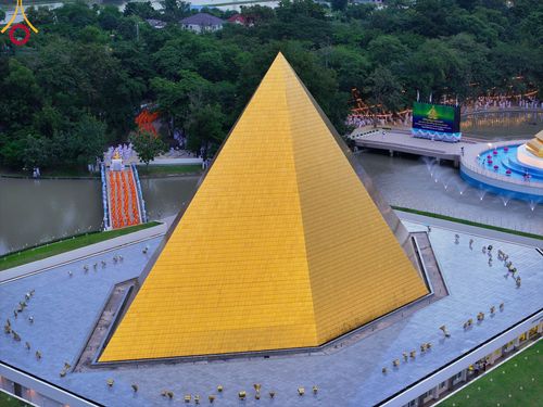 ภาพ No.89194:พิธีอัญเชิญรูปหล่อทองคำ  คุณยายอาจารย์มหารัตนอุบาสิกาจันทร์ ขนนกยูง เพื่อประดิษฐาน ณ มหาวิหารคุณยายอาจารย์ฯ เนื่องในวันครูผู้ค้นพบวิชชาธรรมกาย วันศุกร์ที่ 29 กันยายน พ.ศ. 2566