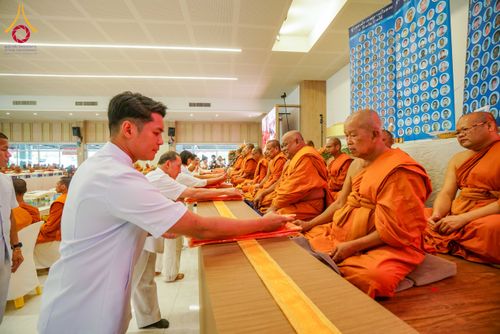 ภาพ No.313751:วันเสาร์ที่ 14 มีนาคม พ.ศ. 2569 พิธีตักบาตรแด่คณะสงฆ์ 323 วัด 4 จังหวัดชายแดนภาคใต้ พิธีถวายสังฆทานแด่คณะสงฆ์ 323 วัด ปีที่ 22 ครั้งที่ 183 พิธีมอบกองทุนหนุนแรงใจช่วยครูใต้ ปีที่ 19 ครั้งที่ 146 และพิธีทำบุญอุทิศส่วนกุศลให้ผู้วายชนม์ ณ ศูนย์ปฏิบัติธรรมภา