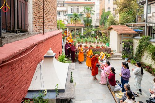 ภาพ No.317234:วันอังคารที่ 31 มีนาคม พ.ศ.2569 จาริกบิณฑบาตแห่งศรัทธา จากวัดอเชศวรสู่สี่แยกปาตันและวัดศรี ประเทศเนปาล