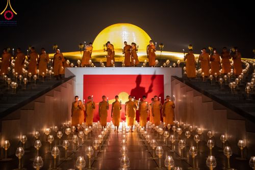 ภาพ No.90286:พิธีจุดประทีป 20,000 ดวง บูชาพระมหาธรรมกายเจดีย์ และบูชาพระมงคลเทพมุนี(สด จนฺทสโร) พระผู้ปราบมาร วันอังคารที่ 10 ตุลาคม พ.ศ. 2566 ณ ลานธรรมพระมหาธรรมกายเจดีย์ วัดพระธรรมกาย จ.ปทุมธานี