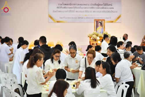 ภาพ No.327485:วันศุกร์ที่ 1 พฤษภาคม พ.ศ. 2569 รวมใจพสกนิกรชาวอำเภอคลองหลวง ประดิษฐ์ดอกไม้จันทน์ เพื่อใช้ในพิธีถวายดอกไม้จันทน์ในงานพระราชพิธีถวายพระเพลิงพระบรมศพ สมเด็จพระนางเจ้าสิริกิติ์ พระบรมราชินีนาถ พระบรมราชชนนีพันปีหลวง ณ วัดพระธรรมกาย