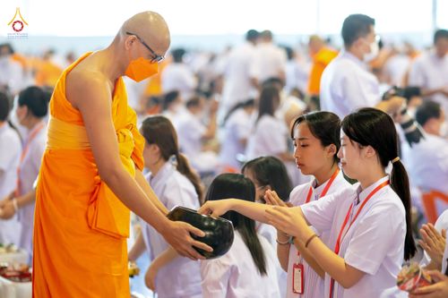 ภาพ No.76793:พิธีตักบาตรข้าวสารอาหารแห้ง  ณ บ้านแก้วเรือนทองคุณยายฯ สภาธรรมกายสากล  วัดพระธรรมกาย จ.ปทุมธานี  ในวันอาทิตย์ต้นเดือนที่ 6 มีนาคม พ.ศ. 2566