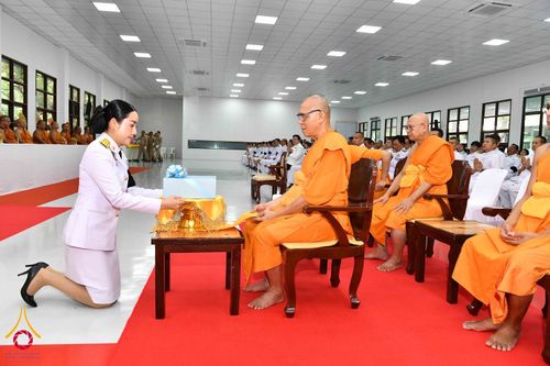 ภาพ No.344254:วันที่ 12 สิงหาคม พ.ศ. 2569  พสกนิกรชาวอำเภอคลองหลวง พร้อมใจร่วมพิธีสวดพระพุทธมนต์และทำบุญตักบาตรถวายพระราชกุศล เนื่องในวันคล้ายวันพระราชสมภพ สมเด็จพระบรมราชชนนีพันปีหลวง และวันแม่แห่งชาติ 12 สิงหาคม 2569