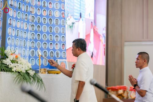 ภาพ No.313736:วันเสาร์ที่ 14 มีนาคม พ.ศ. 2569 พิธีตักบาตรแด่คณะสงฆ์ 323 วัด 4 จังหวัดชายแดนภาคใต้ พิธีถวายสังฆทานแด่คณะสงฆ์ 323 วัด ปีที่ 22 ครั้งที่ 183 พิธีมอบกองทุนหนุนแรงใจช่วยครูใต้ ปีที่ 19 ครั้งที่ 146 และพิธีทำบุญอุทิศส่วนกุศลให้ผู้วายชนม์ ณ ศูนย์ปฏิบัติธรรมภา