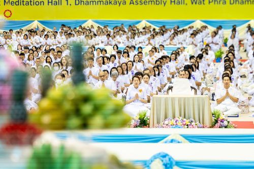 ภาพ No.167630:พิธีตักบาตรและพิธีบูชาข้าวพระ ในวันอาทิตย์ที่ 3 พฤศจิกายน พ.ศ. 2567 ณ วัดพระธรรมกาย