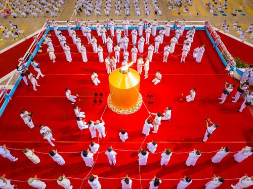 ภาพ No.86977:พิธีตักบาตร , พิธีบูชาข้าวพระ , พิธีจุดเทียนใจ ไฟนิรันดร์ อนันตชัย ในวันอาทิตย์ต้นเดือน 3 กันยายน พ.ศ. 2566 ณ วัดพระธรรมกาย