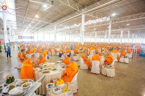 ภาพ No.150042:พิธีตักบาตร , พิธีปฎิบัติธรรม , พิธีถวายภัตตาหารเมนูสวรรค์ ในพรรษาแห่งการเข้าถึงธรรม วันธรรมชัย วันอังคารที่ 27 สิงหาคม พ.ศ.2567 ณ สภาธรรมกายสากล วัดพระธรรมกาย