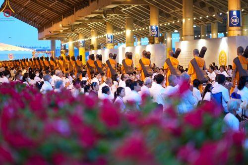 ภาพ No.120451:พิธีต้อนรับพระธรรมยาตรา ในโครงการธรรมยาตรา กตัญญูบูชา มหาปูชนียาจารย์ พระมงคลเทพมุนี(สด จนฺทสโร) พระผู้ปราบมาร อนุสรณ์สถาน 7 แห่ง ปีที่ 12 วันที่ 28 มกราคม พ.ศ. 2567 ณ วัดพระธรรมกาย จ.ปทุมธานี (ชุดที่ 2)