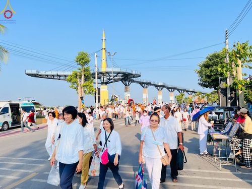 ภาพ No.101957:ตักบาตรพระ 10,000 รูป เติมบุญให้แผ่นดิน เนื่องในโอกาส 192 ปี จังหวัดกาญจนบุรี หนึ่งในโครงการตักบาตรพระ 2,000,000 รูป  77 จังหวัดทุกวัดทั่วไทย วันจันทร์ที่ 11 ธันวาคม พ.ศ. 2566 บริเวณถนนสองแคว (SKY WALK) เมืองกาญจนบุรี