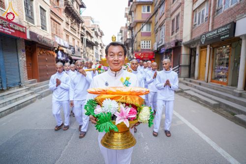 ภาพ No.129849:พิธีตัดปอยผมและแห่นาคธรรมทายาท ในโครงการบรรพชา 1,250 รูป ณ แดนประสูติ สวนลุมพินี ประเทศเนปาล วันที่ 2 มีนาคม พ.ศ. 2567