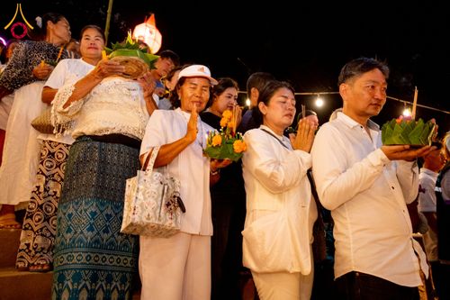 ภาพ No.266239:วันพุธที่ 5 พฤศจิกายน พ.ศ. 2568 (วันพระ ขึ้น 15 ค่ำ เดือน 12) พิธีจุดประทีปโคมลาน, โคมลอย และลอยกระทง ถวายประทีปเป็นพุทธบูชา สร้างความสว่างไสวให้กับแผ่นดินด้วยแสงธรรม ณ พุทธอุทยานนานาชาติ จังหวัดหนองคาย