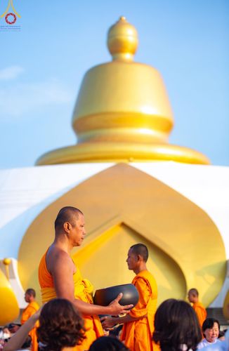 ภาพ No.201165:พิธีตักบาตรพระธรรมยาตรา ณ อนุสรณ์สถานลำดับที่ 5 สถานที่เผยแผ่วิชชาธรรมกายครั้งแรก อนุสรณ์สถานบางปลา วัดบางปลา อำเภอบางเลน จังหวัดนครปฐม ในโครงการธรรมยาตรา กตัญญูบูชา มหาปูชนียาจารย์ พระมงคลเทพมุนี(สด จนฺทสโร) พระผู้ปราบมาร อนุสรณ์สถาน 7 แห่ง ปีที่ 13