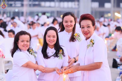 ภาพ No.122112:พิธีจุดประทีปถวายเป็นพุทธบูชา และบูชาธรรมมหาปูชนียาจารย์ พระมงคลเทพมุนี(สด จนฺทสโร) ในโครงการธรรมยาตรา กตัญญูบูชา มหาปูชนียาจารย์ พระมงคลเทพมุนี(สด จนฺทสโร) พระผู้ปราบมาร อนุสรณ์สถาน 7 แห่ง ปีที่ 12 วันที่ 31 มกราคม พ.ศ. 2567 ณ วัดพระธรรมกาย จ.ปทุมธานี