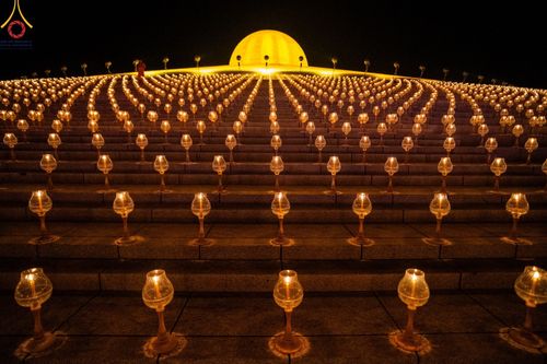 ภาพ No.160720:พิธีจุดประทีป 20,000 ดวง บูชาพระมหาธรรมกายเจดีย์ และบูชาพระมงคลเทพมุนี (สด จนฺทสโร) พระผู้ปราบมาร ณ ลานธรรม พระมหาธรรมกายเจดีย์ วัดพระธรรมกาย จ.ปทุมธานี วันที่ 10 ตุลาคม พ.ศ. 2567