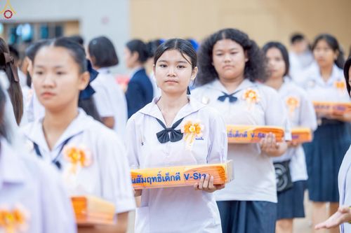 ภาพ No.246055:วันเสาร์ที่ 13 กันยายน พ.ศ. 2568 พิธีมอบผ้าไตรประธานกฐินสัมฤทธิ์เด็กดี V-Star ณ สภาธรรมกายสากล วัดพระธรรมกาย