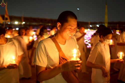 ภาพ No.224100:วันวิสาขบูชา วันอาทิตย์ที่ 11 พฤษภาคม พ.ศ. 2568 พิธีจุดวิสาขประทีป ,  พิธีเวียนประทักษิณรอบพระมหาธรรมกายเจดีย์ , พิธีฉลองชัยสวดมนต์บทธัมมจักกัปปวัตตนสูตร ครบ 7,357,000,000 จบ ณ มหารัตนวิหารคด วัดพระธรรมกาย