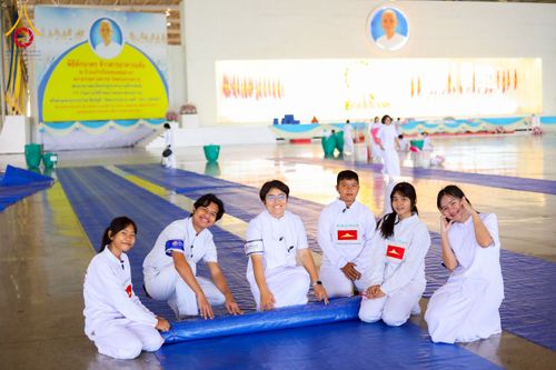 ภาพ No.256907:วันที่ 5 ตุลาคม พ.ศ. 2568 พิธีตักบาตร ข้าวสารอาหารแห้ง ณ บ้านแก้วเรือนทองคุณยายฯ สภาธรรมกายสากล วัดพระธรรมกาย