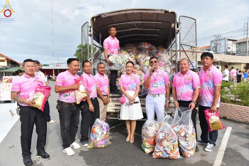 ภาพ No.150939:พิธีเจริญพระพุทธมนต์ และทำบุญตักบาตรแด่คณะสงฆ์ จำนวน 121 รูป เนื่องในโอกาสฉลองครบรอบ 120 ปี อำเภอคลองหลวง จังหวัดปทุมธานี เพื่อถวายเป็นพุทธบูชา ช่วยเหลือผู้ประสบความเดือดร้อนจากอุทกภัย และคณะสงฆ์ 323 วัด 4 จังหวัดชายแดนภาคใต้ วันเสาร์ที่ 31 สิงหาคม พ.ศ. 