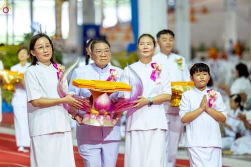 ภาพ No.240832:วันพุธที่ 27 สิงหาคม พ.ศ. 2568 พิธีทอดผ้าป่าเพื่อสร้างอาคาร  82 ปี หลวงพ่อธัมมชโย สมทบกฐินวัดพระธรรมกาย และกฐิน 30,000 วัดทั่วประเทศ ครั้งที่ 1