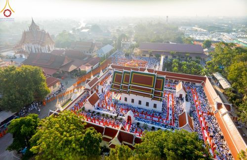 ภาพ No.197776:พิธีตักบาตรพระธรรมยาตรา ณ อนุสรณ์สถานลำดับที่ 4 สถานที่เกิดด้วยกายธรรม วัดโบสถ์(บน) ต.บางคูเวียง จ.นนทบุรี ในโครงการธรรมยาตรา กตัญญูบูชา มหาปูชนียาจารย์ พระมงคลเทพมุนี(สด จนฺทสโร) พระผู้ปราบมาร อนุสรณ์สถาน 7 แห่ง ปีที่ 13 วันที่ 19 มกราคม พ.ศ. 2568