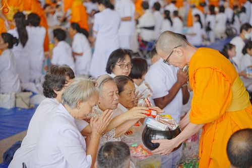 ภาพ No.240536:วันพุธที่ 27 สิงหาคม พ.ศ. 2568 พิธีตักบาตร ในวันธรรมชัย ณ วัดพระธรรมกาย จ.ปทุมธานี