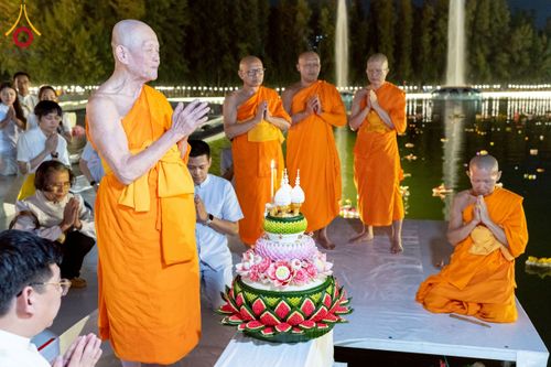 ภาพ No.266435:วันพุธที่ 5 พฤศจิกายน พ.ศ. 2568 (วันพระ ขึ้น 15 ค่ำ เดือน 12) พิธีลอยกระทงธรรม  ณ สระมหาเศรษฐีทะเลบุญ มหาวิหารพระมงคลเทพมุนี วัดพระธรรมกาย จ.ปทุมธานี