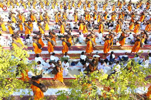 ภาพ No.193396:พิธีต้อนรับพระธรรมยาตรา ณ อนุสรณ์สถาน สถานที่เกิดในเพศสมณะ วัดสองพี่น้อง อำเภอสองพี่น้อง จังหวัดสุพรรณบุรี ในโครงการธรรมยาตรา กตัญญูบูชา มหาปูชนียาจารย์ พระมงคลเทพมุนี(สด จนฺทสโร) พระผู้ปราบมาร อนุสรณ์สถาน 7 แห่ง ปีที่ 13 วันที่ 11 มกราคม พ.ศ. 2568