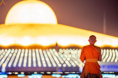 ภาพ No.241116:วันพุธที่ 27 สิงหาคม พ.ศ. 2568 พิธีจุดประทีป ในวันธรรมชัย ณ วัดพระธรรมกาย