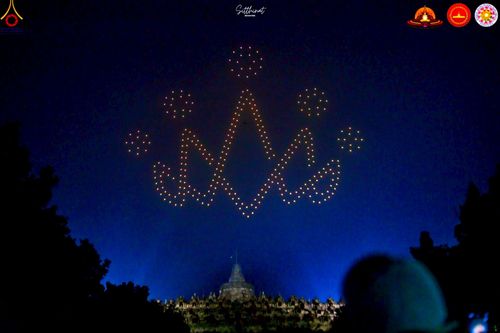 ภาพ No.224616:วันจันทร์ที่ 12 พฤษภาคม พ.ศ. 2568  ชาวพุทธในอินโดนีเซีย ร่วมฉลองวิสาขบูชาจุดประทีปกว่า 200,000 ดวง ณ พระมหาเจดีย์บรมพุทโธ  เจริญพุทธมนต์ถวาย “พระวชิรเกล้าเจ้าอยู่หัว”