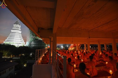 ภาพ No.201708:พิธีจุดประทีปถวายเป็นพุทธบูชา และบูชาธรรมมหาปูชนียาจารย์ ณ อาคารธรรมยาตรา กตัญญูบูชามหาปูชนียาจารย์ ตรงข้ามวัดปากน้ำภาษีเจริญ จ.กรุงเทพมหานคร ในโครงการธรรมยาตรา กตัญญูบูชา มหาปูชนียาจารย์ พระมงคลเทพมุนี(สด จนฺทสโร) พระผู้ปราบมาร อนุสรณ์สถาน 7 แห่ง