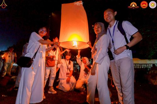 ภาพ No.224627:วันจันทร์ที่ 12 พฤษภาคม พ.ศ. 2568  ชาวพุทธในอินโดนีเซีย ร่วมฉลองวิสาขบูชาจุดประทีปกว่า 200,000 ดวง ณ พระมหาเจดีย์บรมพุทโธ  เจริญพุทธมนต์ถวาย “พระวชิรเกล้าเจ้าอยู่หัว”