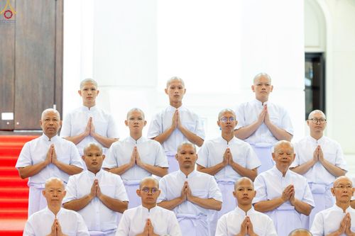 ภาพ No.229008:วันเสาร์ที่ 14 มิถุนายน พ.ศ. 2568 พิธีเวียนประทักษิณ , พิธีขอขมารับผ้าไตร ในโครงการบรรพชาอุปสมบทหมู่ ผู้บริหารรุ่นที่ 15 และ อุดมศึกษา รุ่นที่ 52 ณ โบสถ์พระไตรปิฎก วัดพระธรรมกาย