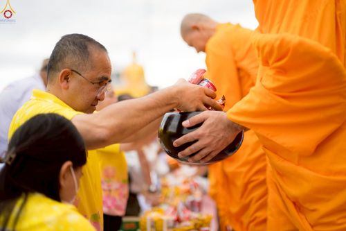 ภาพ No.242035:วันอาทิตย์ที่ 31 สิงหาคม พ.ศ. 2568 พิธีทำบุญแด่คณะสงฆ์ 122 รูป ฉลอง 121 ปี อำเภอคลองหลวง จ.ปทุมธานี เพื่อนำส่งช่วยเหลือคณะสงฆ์ 323 วัด 4 จังหวัดชายแดนภาคใต้ และช่วยเหลือประชาชนจากเหตุปะทะ แนวชายแดนไทย-กัมพูชา ณ บริเวณหน้าที่ว่าการอำเภอคลองหลวง 