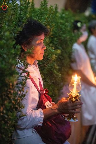 ภาพ No.201719:พิธีจุดประทีปถวายเป็นพุทธบูชา และบูชาธรรมมหาปูชนียาจารย์ ณ อาคารธรรมยาตรา กตัญญูบูชามหาปูชนียาจารย์ ตรงข้ามวัดปากน้ำภาษีเจริญ จ.กรุงเทพมหานคร ในโครงการธรรมยาตรา กตัญญูบูชา มหาปูชนียาจารย์ พระมงคลเทพมุนี(สด จนฺทสโร) พระผู้ปราบมาร อนุสรณ์สถาน 7 แห่ง