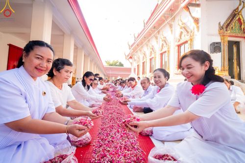 ภาพ No.110537:พิธีต้อนรับพระธรรมยาตรา ในโครงการธรรมยาตรากตัญญูบูชา มหาปูชนียาจารย์ พระมงคลเทพมุนี(สด จนฺทสโร) พระผู้ปราบมาร อนุสรณ์สถาน 7 แห่ง ปีที่ 12 วันที่ 11 มกราคม พ.ศ. 2567 ณ อนุสรณ์สถานลำดับที่ 3 สถานที่เกิดใหม่ในเพศสมณะ วัดสองพี่น้อง จ.สุพรรณบุรี