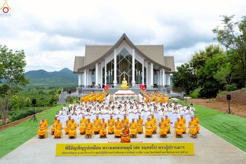 ภาพ No.239324:วันอาทิตย์ที่ 17 สิงหาคม พ.ศ. 2568 พิธีอัญเชิญรูปเหมือนพระมงคลเทพมุนี (สด จันทสโร) ณ ศาลากลางจังหวัดเลย ถึงลานพญานาค สวนสาธารณะกุดป่อง อ.เมือง จ.เลย
