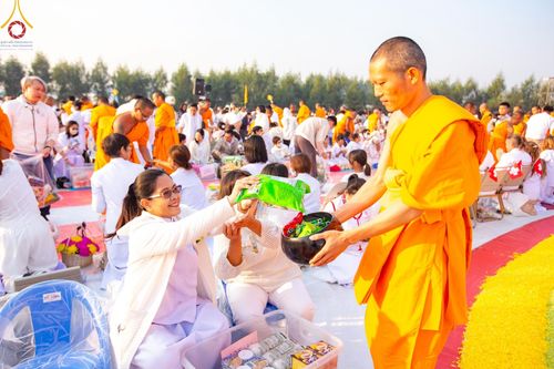 ภาพ No.201176:พิธีตักบาตรพระธรรมยาตรา ณ อนุสรณ์สถานลำดับที่ 5 สถานที่เผยแผ่วิชชาธรรมกายครั้งแรก อนุสรณ์สถานบางปลา วัดบางปลา อำเภอบางเลน จังหวัดนครปฐม ในโครงการธรรมยาตรา กตัญญูบูชา มหาปูชนียาจารย์ พระมงคลเทพมุนี(สด จนฺทสโร) พระผู้ปราบมาร อนุสรณ์สถาน 7 แห่ง ปีที่ 13