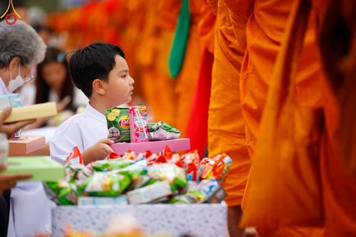 ภาพ No.126192:พิธีทำบุญเมืองนครราชสีมา ฉลอง 556 ปี ตักบาตรพระ 10,000 รูป ในวันเสาร์ที่ 2 มีนาคม พ.ศ.2567 ณ อนุสาวรีย์ท้าวสุรนารี จ.นครราชสีมา จัดโดย คณะสงฆ์จังหวัดนครราชสีมา ร่วมกับสำนักงานจังหวัดนครราชสีมา