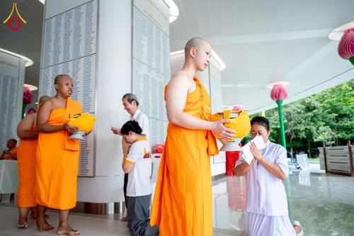 ภาพ No.244932:วันเสาร์ที่ 6 กันยายน พ.ศ. 2568 พิธีถวายบาตร บรรพชา อุปสมบทของนาคธรรมทายาท โครงการอุปสมบทหมู่บูชาธรรมครบรอบ 108 ปี  วันครูผู้ค้นพบวิชชาธรรมกาย ณ โบสถ์พระไตรปิฎก วัดพระธรรมกาย