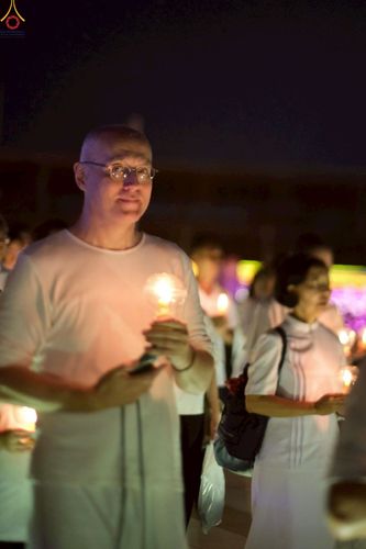 ภาพ No.224111:วันวิสาขบูชา วันอาทิตย์ที่ 11 พฤษภาคม พ.ศ. 2568 พิธีจุดวิสาขประทีป ,  พิธีเวียนประทักษิณรอบพระมหาธรรมกายเจดีย์ , พิธีฉลองชัยสวดมนต์บทธัมมจักกัปปวัตตนสูตร ครบ 7,357,000,000 จบ ณ มหารัตนวิหารคด วัดพระธรรมกาย