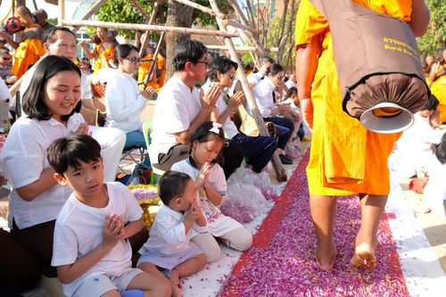 ภาพ No.193407:พิธีต้อนรับพระธรรมยาตรา ณ อนุสรณ์สถาน สถานที่เกิดในเพศสมณะ วัดสองพี่น้อง อำเภอสองพี่น้อง จังหวัดสุพรรณบุรี ในโครงการธรรมยาตรา กตัญญูบูชา มหาปูชนียาจารย์ พระมงคลเทพมุนี(สด จนฺทสโร) พระผู้ปราบมาร อนุสรณ์สถาน 7 แห่ง ปีที่ 13 วันที่ 11 มกราคม พ.ศ. 2568