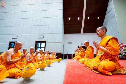 ภาพ No.229298:วันเสาร์ที่ 14 มิถุนายน พ.ศ. 2568 พิธีบรรพชา , พิธีถวายบาตร , พิธีอุปสมบท ในโครงการบรรพชาอุปสมบทหมู่ ผู้บริหารรุ่นที่ 15 และ อุดมศึกษา รุ่นที่ 52 ณ โบสถ์พระไตรปิฎก วัดพระธรรมกาย