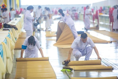 ภาพ No.59788:V.39 ทุ่มสุดใจ ธรรมชัย 80 ปี การเตรียมงาน การปฏิบัติงาน ของเจ้าหน้าที่หน่วยงานต่างๆ เพื่อพิธีฉลองอายุวัฒนมงคล 80 ปี หลวงพ่อธัมมชโย และรับถวายมหาสังฆทาน 10,000 กว่าวัดทั่วประเทศ ในวันคุ้มครองโลก จันทร์ที่ 22 เมษายน พ.ศ. 2567