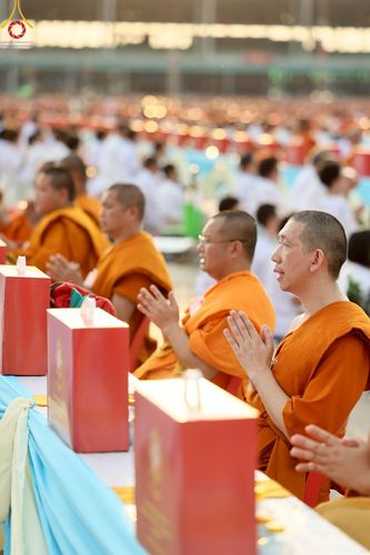 ภาพ No.221709:วันอังคารที่ 22 เมษายน พ.ศ. 2568 ภาพพิธีถวายมหาสังฆทานคณะสงฆ์ 40,000 กว่าวัดทั่วประเทศ เนื่องในวันคุ้มครองโลก ชุดที่ 2 (ปลื้มให้สมการรอคอย) ณ ลานธรรมพระมหาธรรมกายเจดีย์ วัดพระธรรมกาย